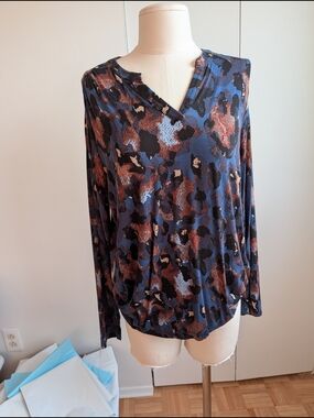 Long-Sleeve V-Neck Printed Top in Navy and Brown Tones